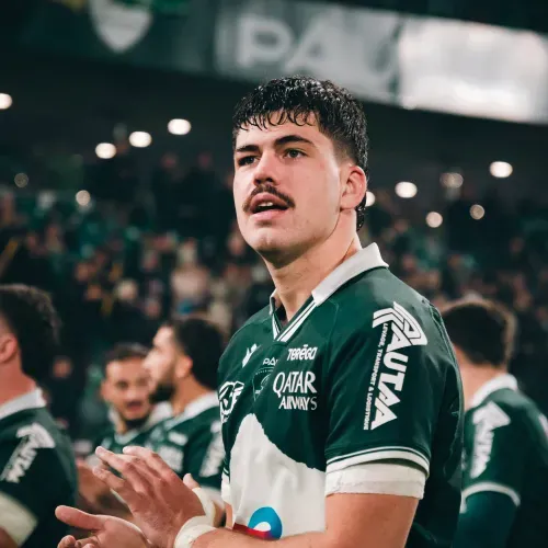 Hugo Auradou au stade, photographie publiée sur sa fiche officielle du club